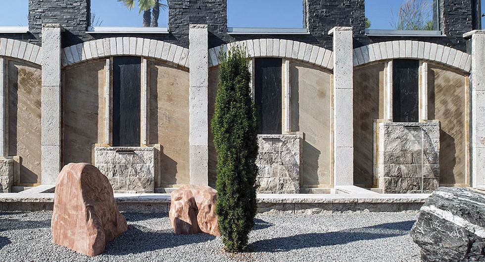 Stone City von Granulati Zandobbio. Beispiel der Naturstein-Ausstellung. 